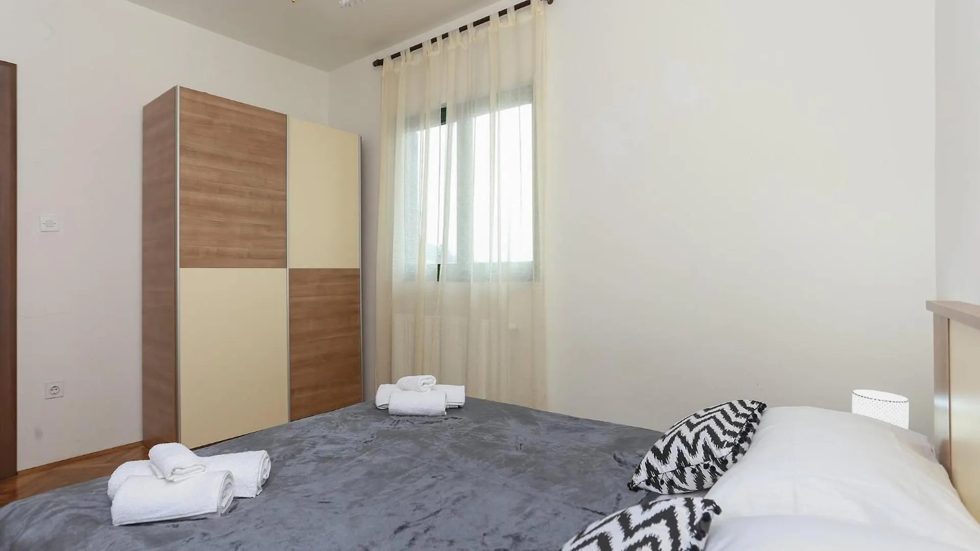 Sunny Elegant Apartments In Trogir - Classic Three Bedroom Apartment With Balcony Croácia