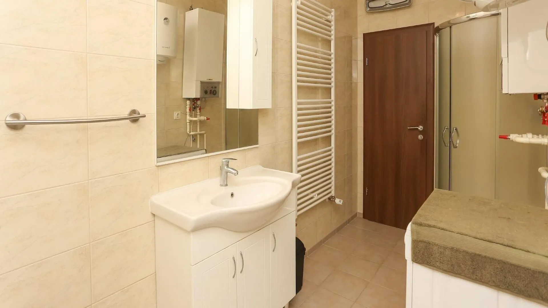 Sunny Elegant Apartments In Trogir - Classic Three Bedroom Apartment With Balcony