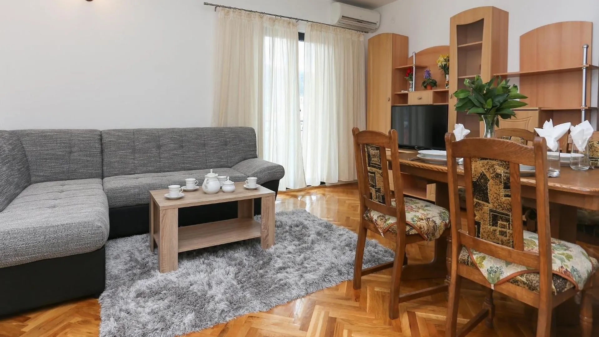 Sunny Elegant Apartments In Trogir - Classic Three Bedroom Apartment With Balcony