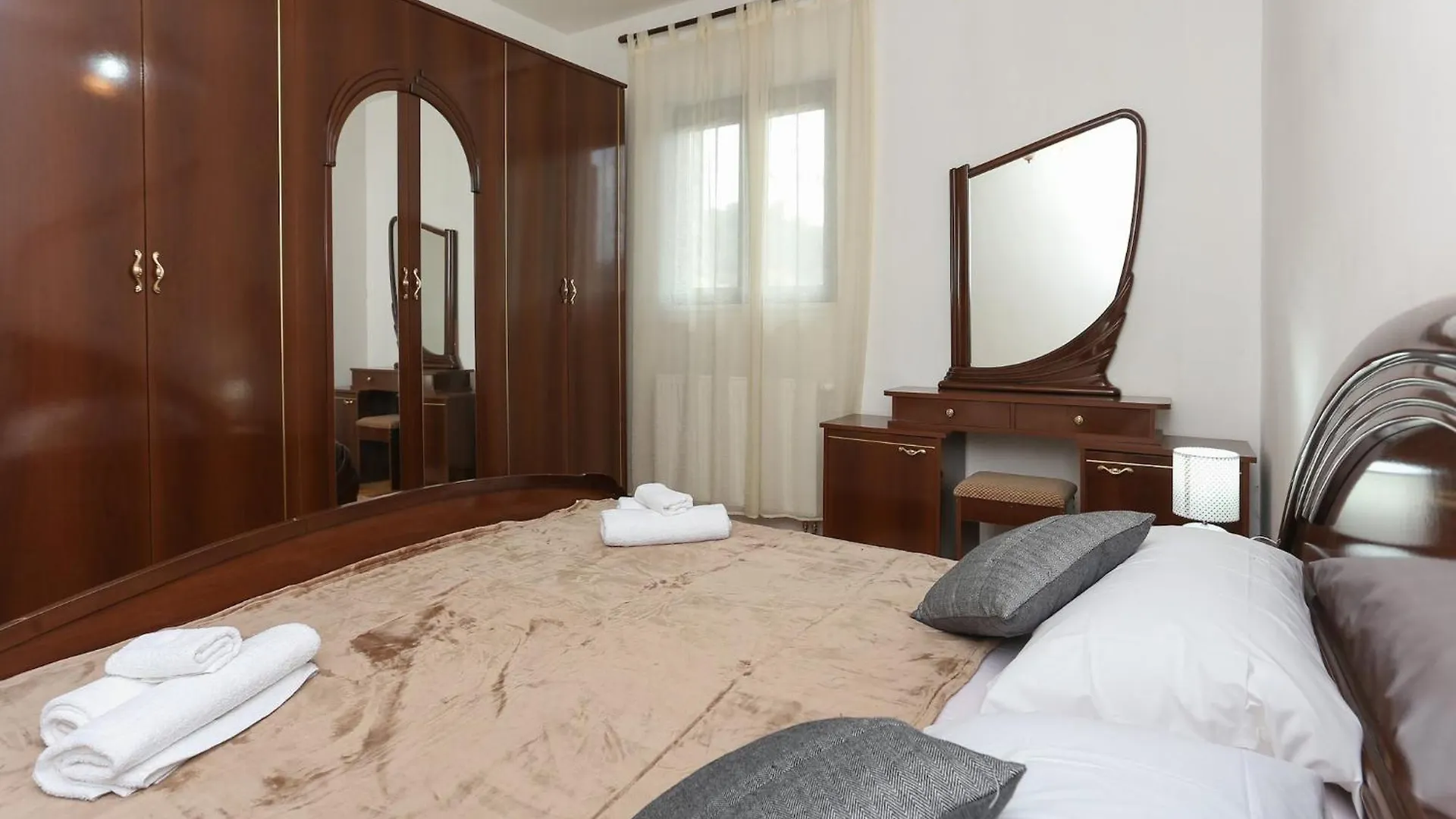 Sunny Elegant Apartments In Trogir - Classic Three Bedroom Apartment With Balcony Croácia